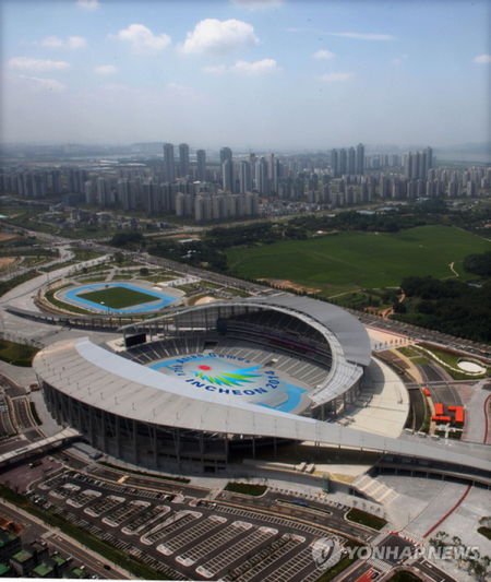 2014仁川亚运会主体育场（图片</p>

<p>　　此外，2014仁川亚运会组委会还表示，将于31日起在全韩国各大邮局出售仁川亚运会纪念邮票。纪念邮票共有6款，其中包括大会吉祥物以及保龄球、壁球、韵律操、摔跤、板球等图案。</p>

<p>&nbsp;</p>
<!-- publish_helper_end -->
                 

					<div class=