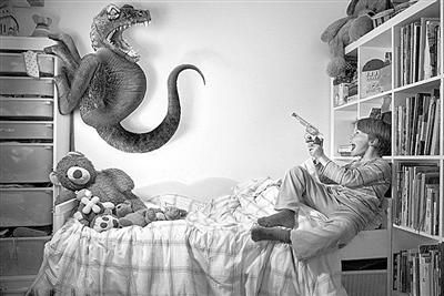 法摄影师拍摄创意照 展现儿童勇战梦中怪兽