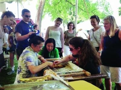 蔡梅英现场刺绣《蒙娜丽莎》作品。