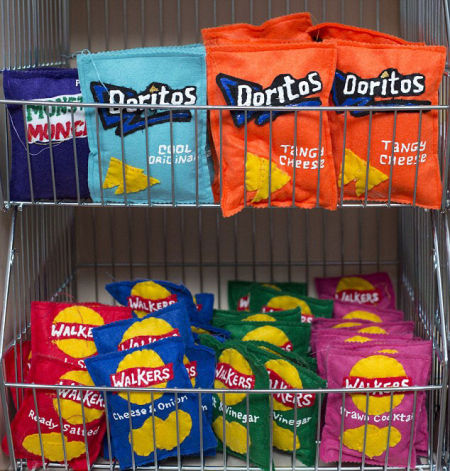 英艺术家25万针缝出日用杂货铺