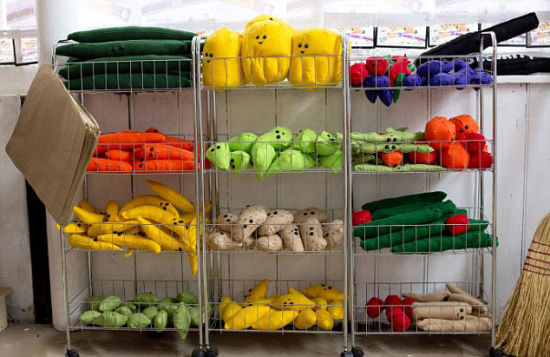 英艺术家25万针缝出日用杂货铺