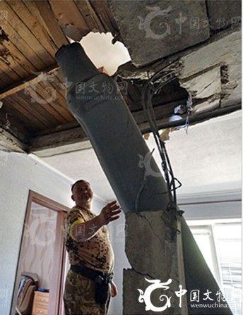 近日，乌克兰东部强硬派叛军中的一股人员突然造访顿涅茨克(Donetsk)地区的一处博物馆，并偷走该馆中的一辆二战时期坦克和两枚榴炮弹。图为乌克兰军人检查亲俄派激进分子对抗乌克兰部队时所使用的并未爆炸的齐射类导弹。图片</p>

<p>　　据悉，该大型二战博物馆正是位于叛军控制下的这座城市。其馆外哨所中拒绝透露姓名的警卫对此事件显得茫然不知所措并表示：“叛军们手持书面授权书，要求带走这几件馆内典藏珍品并将其装入卡车。但是，他们带走的这辆坦克有少许损坏。我觉得他们会这些武器用于战争。”</p>

<p>　　法新社记者于上周五(7月25日)参观这所博物馆时发现，地面上仍然留有这些独立主义战士快速将上述老式战利品劫走所留下的印记。</p>

<p>　　这处昔日人头攒动的场所中现在仅有一对父子进入参观，并对眼前的场景目瞪口呆，表示难以置信。</p>

<p>　　当为在幸存坦克之一的炮塔周围跳上跳下的儿子拍摄照片之前，这位父亲表示：“你能相信吗？他们现在甚至开始盗窃博物馆中的展品。”</p>

<p>　　据悉，在过去三个月与乌克兰军队的激烈冲突中，这并非是叛军首次回来寻找武器。</p>

<p>　　本月初，YouTube上的画面报道称叛军攻打了位于坚实底座之上的二战时期斯大林(Stalin)坦克。该标志性建筑几十年来作为康斯坦丁诺夫卡(Kostyantynivka)小镇的纪念碑伫立于此，但却未能幸免于难。(中国文物网编译报道)</p>

<p>　　文章</p>
<!-- publish_helper_end -->
                 

					<div class=