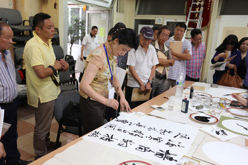 书画家们现场交流。（《欧洲时报》/黄冠杰 摄）