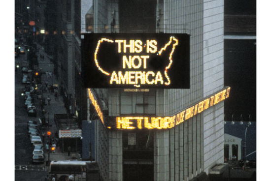 阿法瓦多·加尔(Alfredo Jaar)1987年标志性艺术品重返时代广场