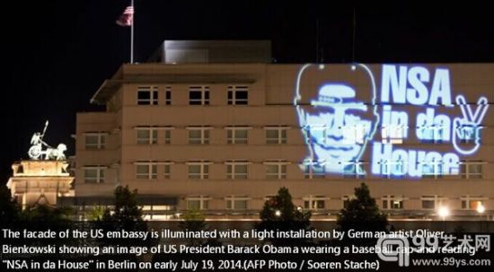 德国艺术家向美使馆外投映字幕 抗议美监控行为3