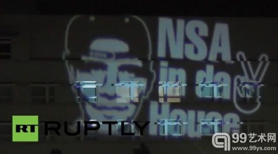 德国艺术家向美使馆外投映字幕 抗议美监控行为2