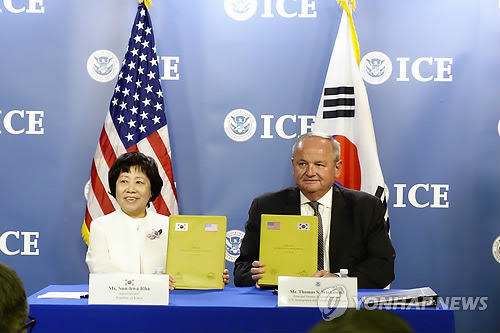 韩国文化财厅厅长罗善华（左）和美国ICE局长托马斯·温考斯基分别代表两国出席了签约仪式。
