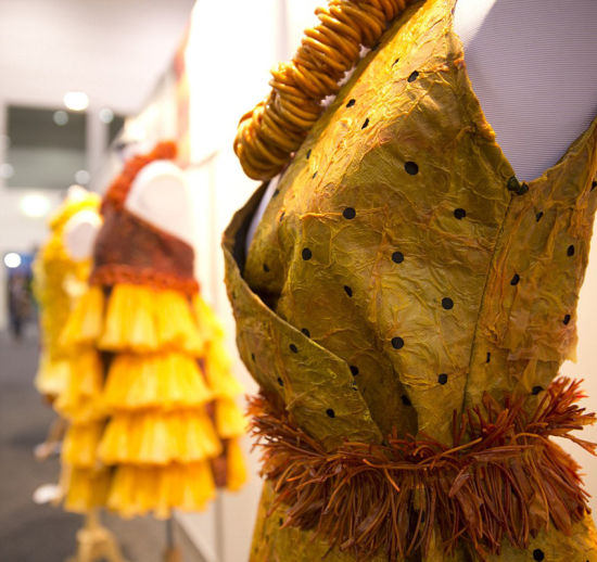 巴西艺术家用避孕套制作华丽连衣裙