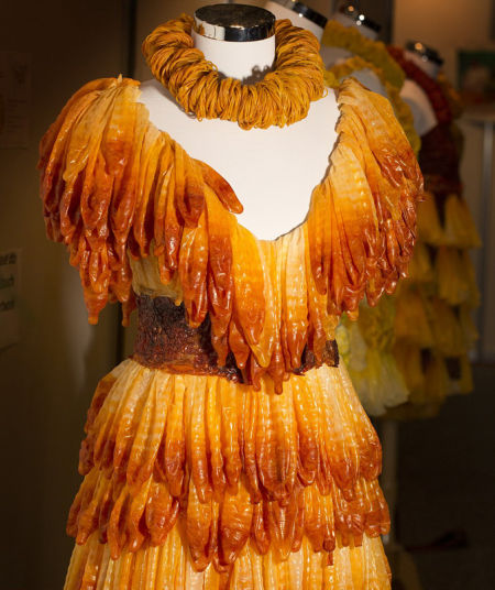 巴西艺术家用避孕套制作华丽连衣裙