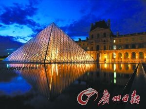 夜幕降临，巴黎卢浮宫华灯初上。而在白天，这里总是人潮拥挤。