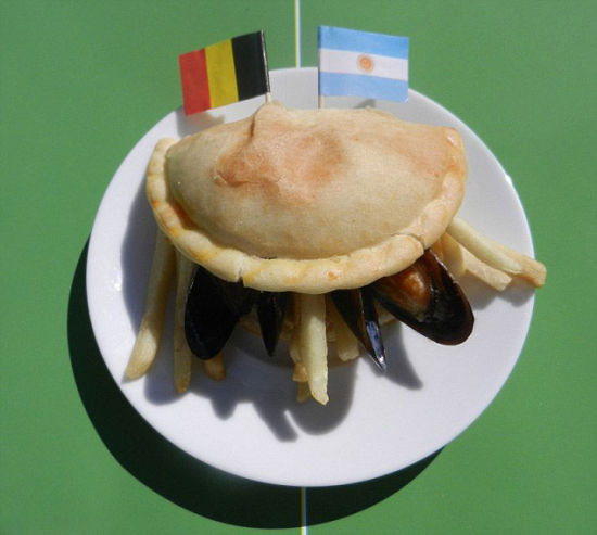 美艺术家巧手混搭各国美食重现世界杯