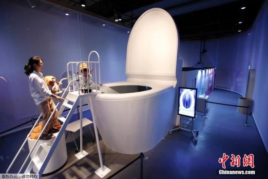 东京的日本科学未来馆2014年暑假推出特别策划的“厕所展”，可让民众了解到自己的粪便与地球未来的关系。
