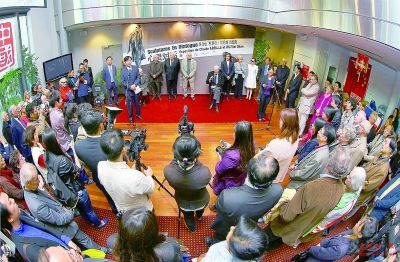 “心灵对话—吴为山、克罗德·阿巴吉雕塑展”在法国巴黎中国文化中心隆重举行（图片均由中新社发，王保胜摄）