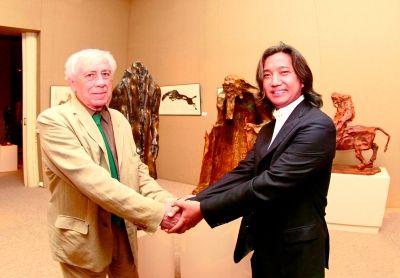 吴为山和法兰西学院主席、当代雕塑大师克罗德·阿巴吉的握手标志彼此的欣赏