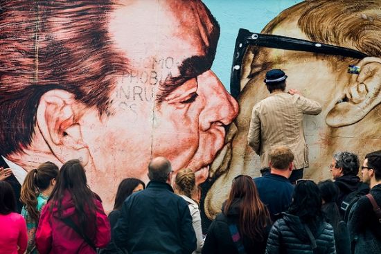 柏林墙上的著名涂鸦《兄弟之吻》