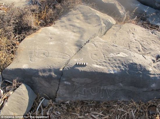 这些题字和巨大阴茎雕刻在爱琴海阿斯坦帕利亚岛岩石上。