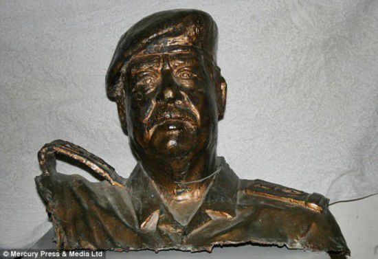 伊拉克前总统萨达姆废弃铜像