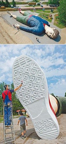 雕塑的手脚依照原著小说仍绑上了大麻绳，活像故事中被小人国国民捆绑的情景。