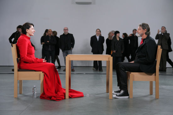 2010年，阿布拉莫维克在MOMA的716小时静坐