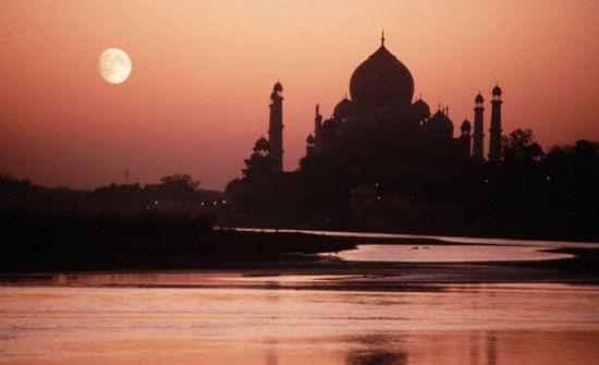 一些学者认为，沙·贾汗最初并不想葬入埋葬爱妃的泰姬陵。