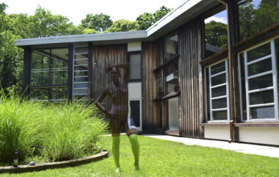 站在房屋前的“隐身模特”（网页截图）