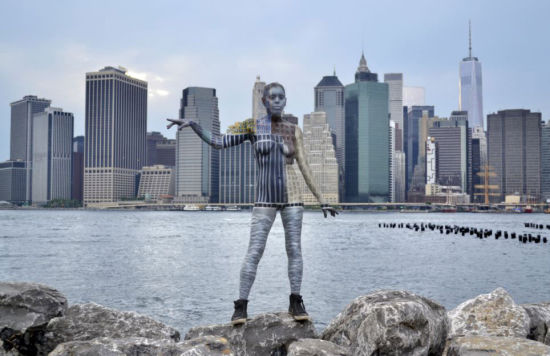 一名“隐身模特”站在纽约天际线前。（网页截图）
