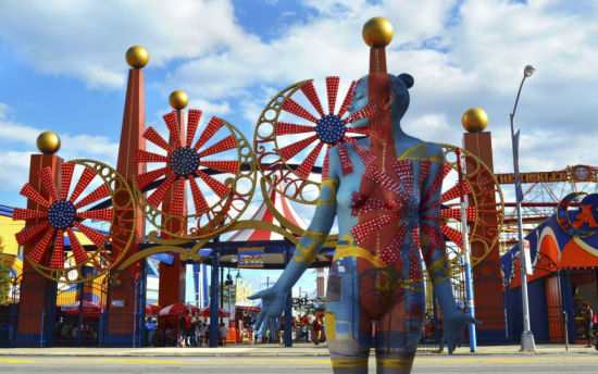 站在科尼岛的“隐身模特”（网页截图）