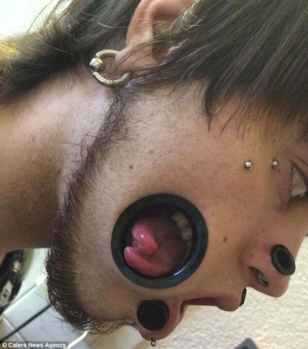 德国行为艺术家乔·米格莱在脸上凿开一个巨大的“人肉隧道”