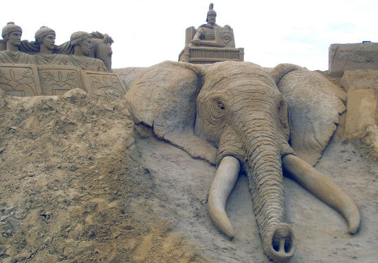 英国49岁艺术家保罗·霍格德与荷兰妻子里米创作汉尼拔坐在大象身上的场景。（网页截图）