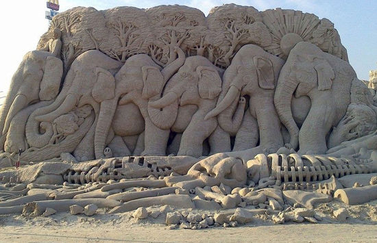 英国49岁艺术家保罗·霍格德与荷兰妻子里米创作的大象冢。（网页截图）
