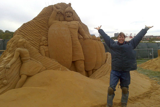 英国49岁艺术家保罗·霍格德与荷兰妻子里米前往中国、科威特、丹麦等世界各地旅游，同时创造各种令人惊异的沙雕艺术。(网页截图)
