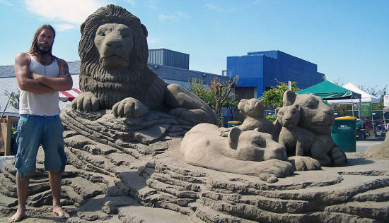 英国49岁艺术家保罗·霍格德与荷兰妻子里米前往中国、科威特、丹麦等世界各地旅游，同时创造各种令人惊异的沙雕艺术。(网页截图)