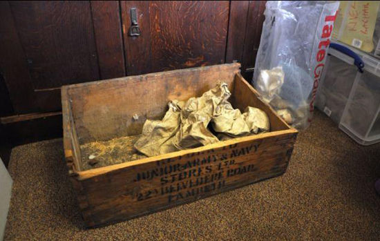 图为发现祭品的木盒。