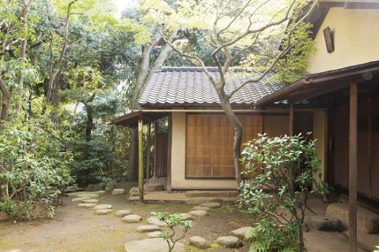 皛山博物馆在东京寸土寸金的涩古附近，有一个古老而宁静的庭院和两间茶室，均按照抹茶道的古朴素雅审美建造
