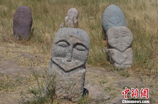 图为布拉纳遗址上的石人。 孙亭文 摄