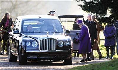 2013年12月，英国女王准备坐上王室专车参加一项活动。