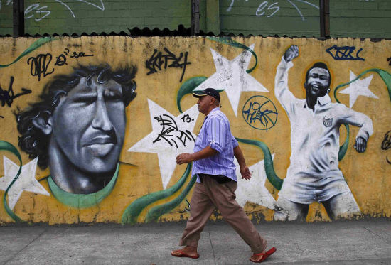 足球英雄：里约市街头艺术赞扬巴西队前国脚济科(Zico)与攻无不克的贝利 (Pele)。 (网页截图)