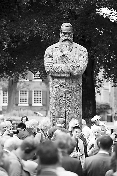 中国造恩格斯雕像在德国揭幕