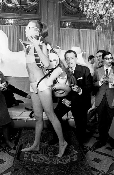 图片</p>

<p>　　又到了比基尼的季节了，美国Mental Floss杂志将注意力转移到了达利设计的奇怪泳装上。一个名为“泳装噩梦”的视频展示了达利的设计，该视频其实在网上流传了好多年了，但值得再翻出来看看。据华盛顿与李大学(Washingtonand Lee University)的达利专家Elliott H. King博士介绍，该视频来源于1965年的巴黎时装展。显然，达利当时与威斯康辛州的衣服制造商JackA Winter达成了一项生产女装线的合作。该视频就展示了这场与众不同的时装秀。</p>

<p>　　Winter是否对结果满意不得而知，但是这场展览绝对算不上是商展。展出作品中的亮点包括一名模特的胸部被完全绑成平的，另一位的胸前画着两个大大的眼睛，还有一位的背后则带着一个充气的棒球捕手。King博士解释说道：“Winter先生是一位体育爱好者……模特肩背着的这个充气棒球捕手也许解释了这个设计是为了运动而设的。”好吧，这听起来的确让人茅塞顿开。</p>

<p>　　该视频也展示了达利在模特穿上他的设计后，测量女模特平胸的搞笑片段。有一点我们可以肯定的是，当今社会对于女性“比基尼”身材的期望与达利对于时尚设计的理解完全不同。</p>
<!-- publish_helper_end -->
                 

					<div class=