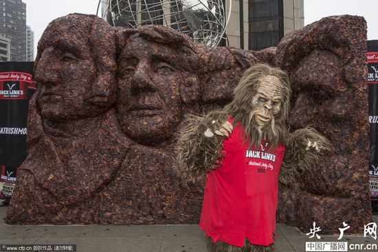 纽约1600磅牛肉干造总统山雕像遭狗偷吃