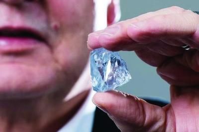 罕见蓝钻石南非现身 估价约63亿人民币