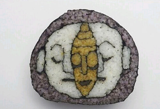 一名日本女性使用多种不同颜色和种类的食材，让寿司的横切面呈现出各种动物、人物甚至蒙克的名画。