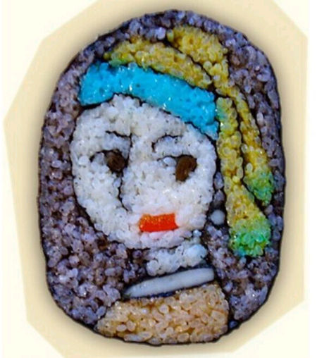 一名日本女性使用多种不同颜色和种类的食材，让寿司的横切面呈现出各种动物、人物甚至蒙克的名画。