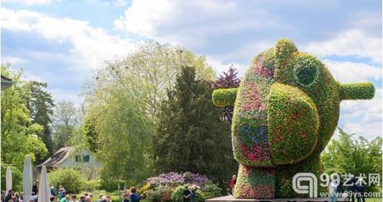 杰夫•昆斯（Jeff Koons）的《分割木马》（Split-Rocker）