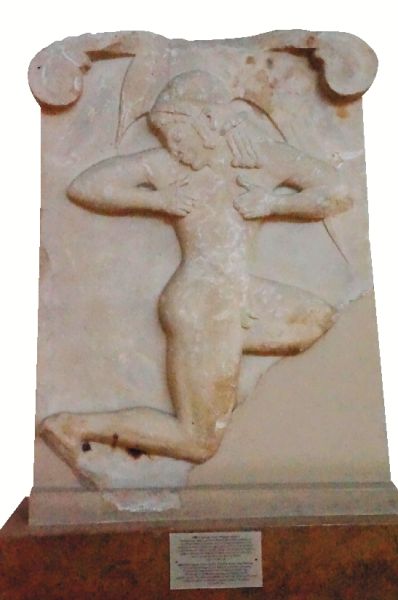 浮雕《戴头盔的奔跑者》