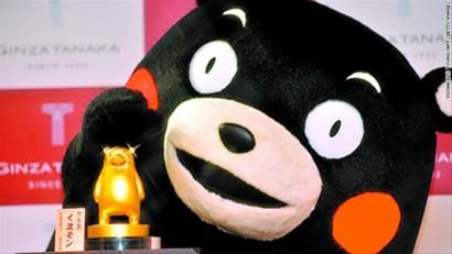图为以熊本县吉祥物“萌熊”为原型、用黄金打造的价值1亿日元的“萌熊”。 日本银行熊本分行去年末公布了 “萌熊”的品牌价值概算结果，“萌熊”为熊本县带来的经济效益在2年内达到1244亿日元（约合72.7亿元人民币）。