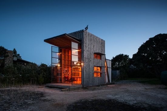 滑板小屋（Hut on Sleds）可以放置在驳船上迁走，随时撤离海滩。