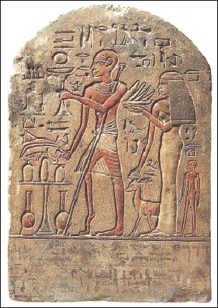 收藏在嘉士伯艺术博物馆里的一块埃及《拉马铭碑》，在石头上加以彩绘，画中的人物是神的看门人和他的妻子，他是个跛脚的残疾人，这种写实的方法是独有的。