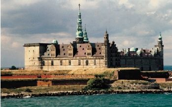位于海滨的克伦堡，因为是哈姆雷特故事的发生地而著名，又被称为哈姆雷特城堡