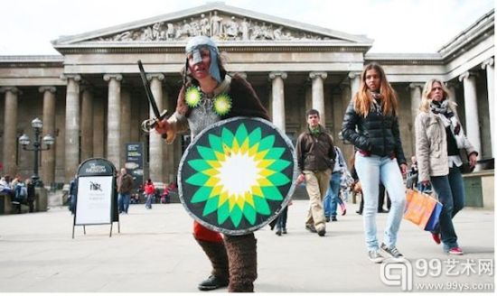 大英博物馆门前的抗议者